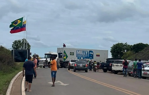 Mesmo após Justiça ordenar desbloqueio, caminhoneiros seguem nas rodovias do país