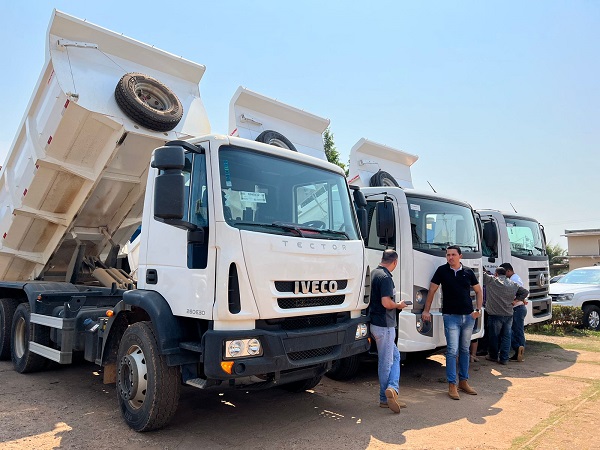 SEMINF Candeias renova sua Frota de Caminhões Caçamba Basculante