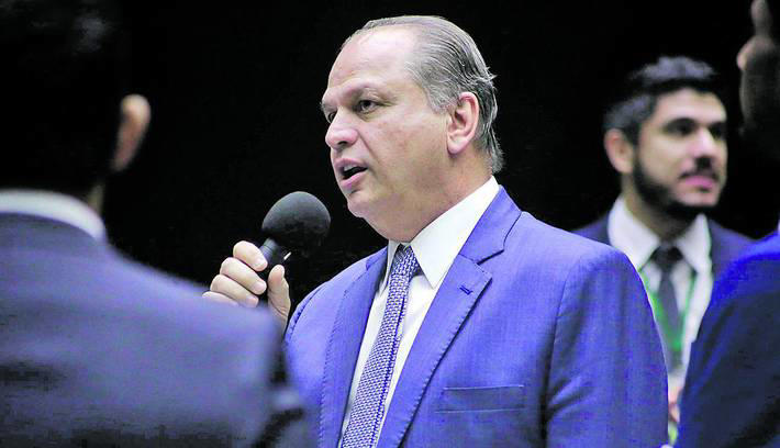 Lideres de Bolsonaro na Câmara fracassam e votação de projeto que pune Institutos de Pesquisas é adiada