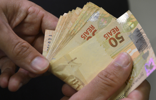 SALÁRIO MÍNIMO: ESPECIALISTAS AFIRMAM QUE REAJUSTE PODE AUMENTAR DESEMPREGO E INFLAÇÃO