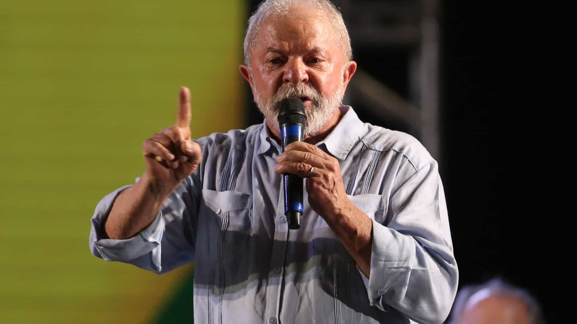Lula reúne multidão em Belford Roxo e diz que prefeitos serão parceiros do governo