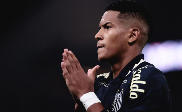 Santos encaminha venda de Angelo