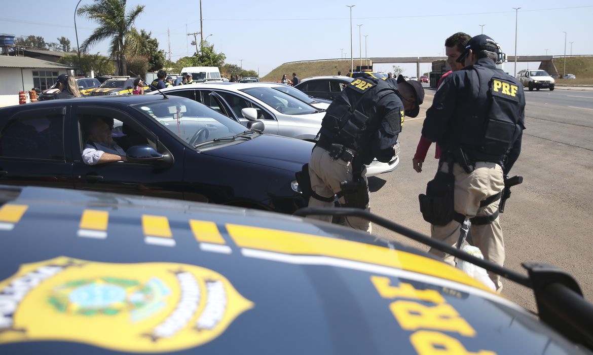 Polícia apreende dinheiro falso e documento de vereador em blitz