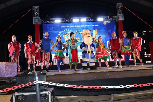 Espetáculo Circense "Era uma vez o Natal"  encanta Candeias do Jamari